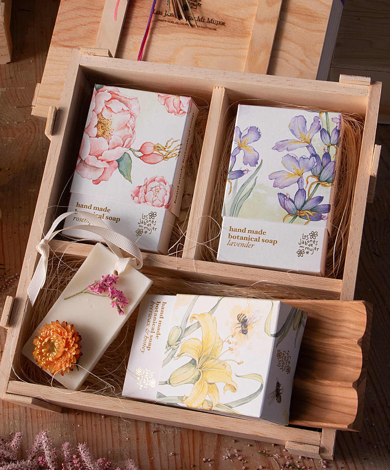 Caja regalo de jabones naturales y ambientador de orquidea