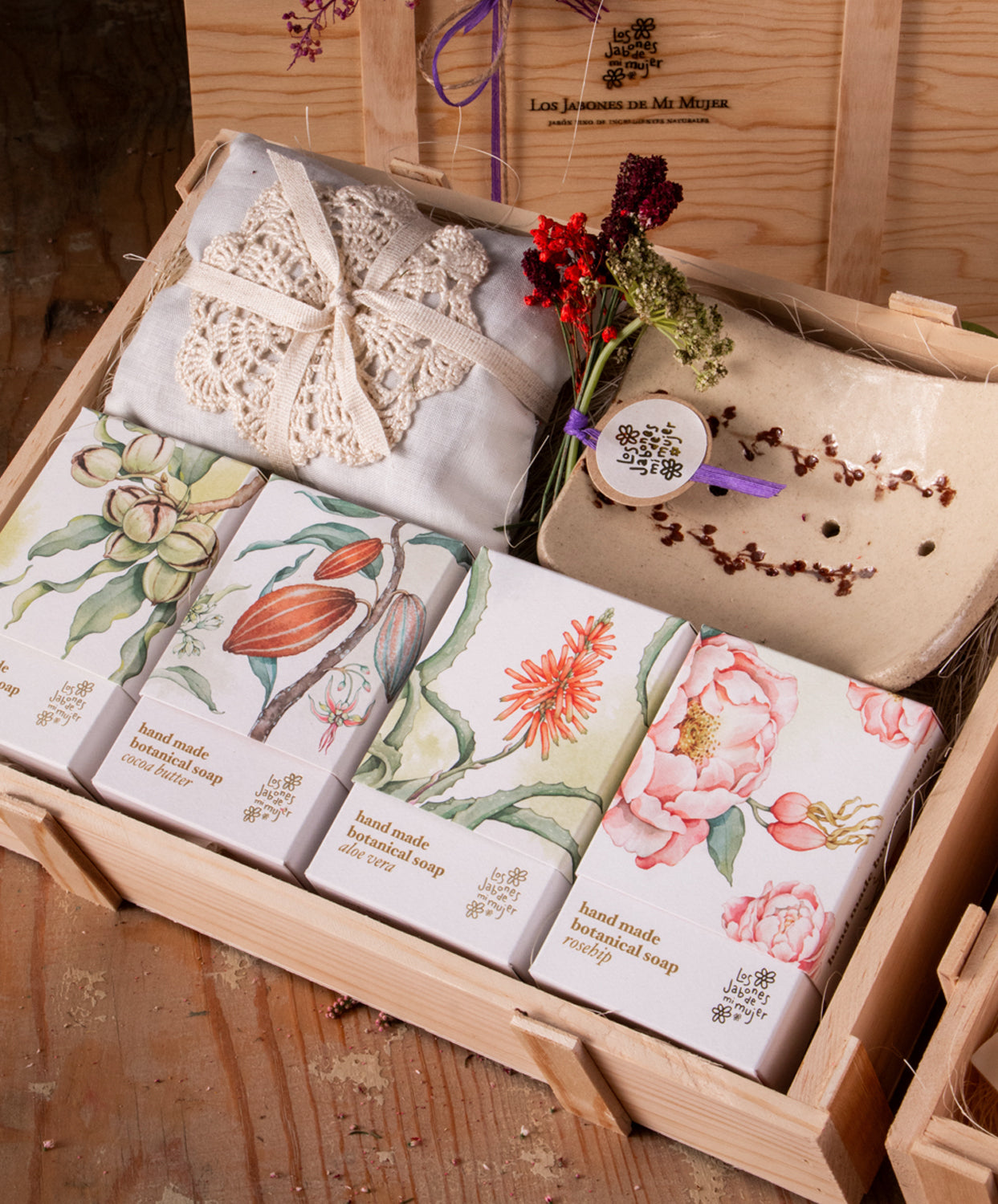 Caja de jabones para regalo con jabonera y saquito aromático de lavanda con crochet