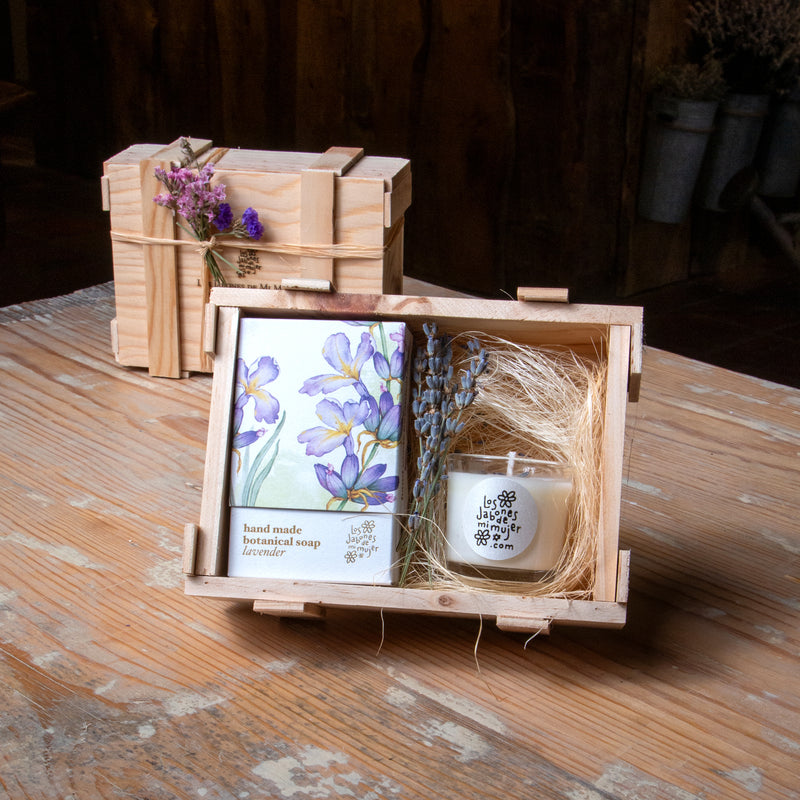 Caja regalo con vela, jabón natural de lavanda y colgante natural hecho a mano