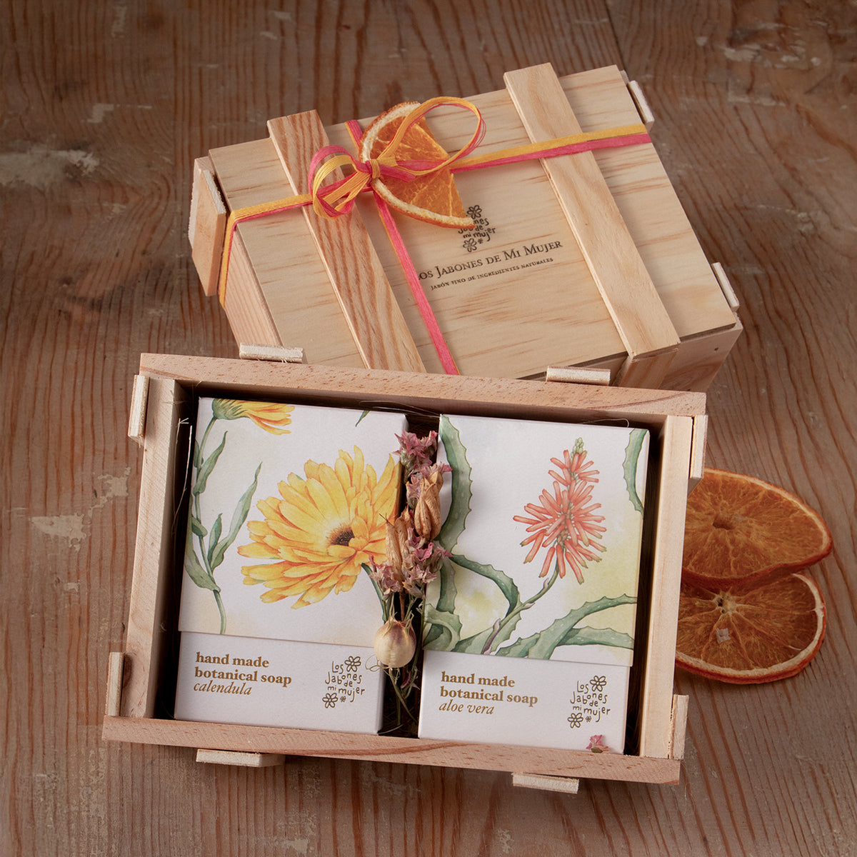 Caja de madera con dos jabones artesanales a elegir