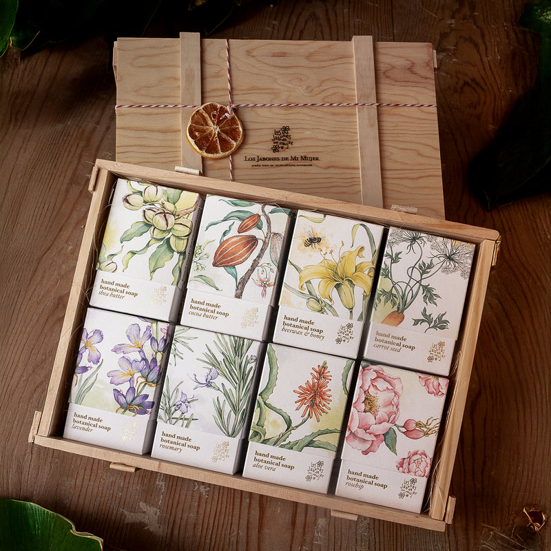 Caja regalo con ocho jabones artesanales y flores naturales