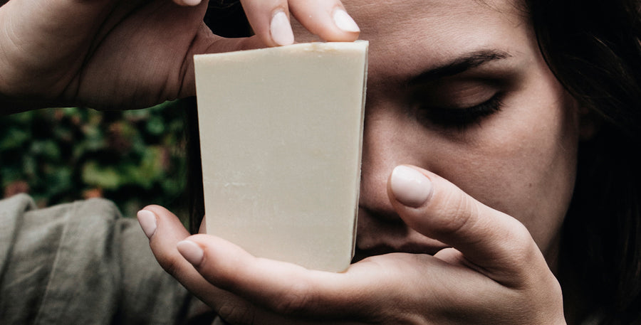 mujer joven con jabón natural