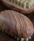 detalle de cepillo para uñas de madera de olivo