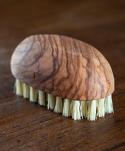 detalle de cepillo de uñas de madera de olivo