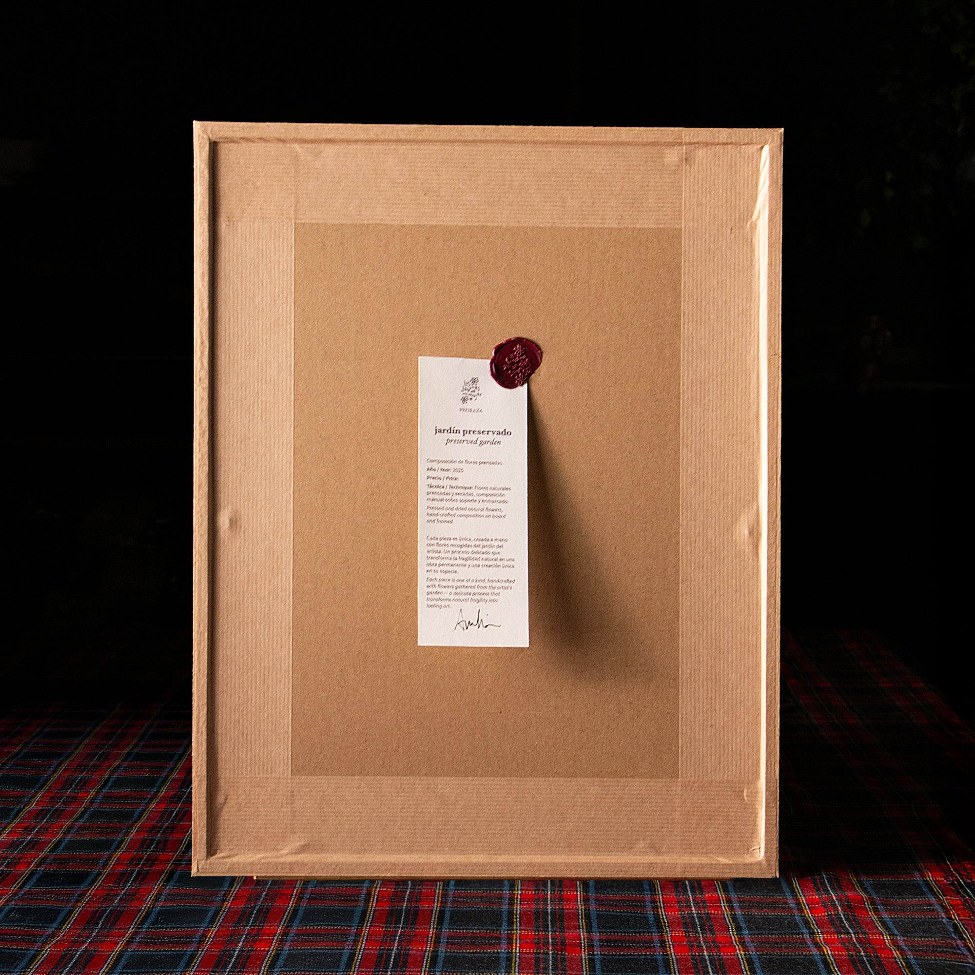 Detalle garantía de cuadro botánico enmarcado, colección “Jardín Preservado”.