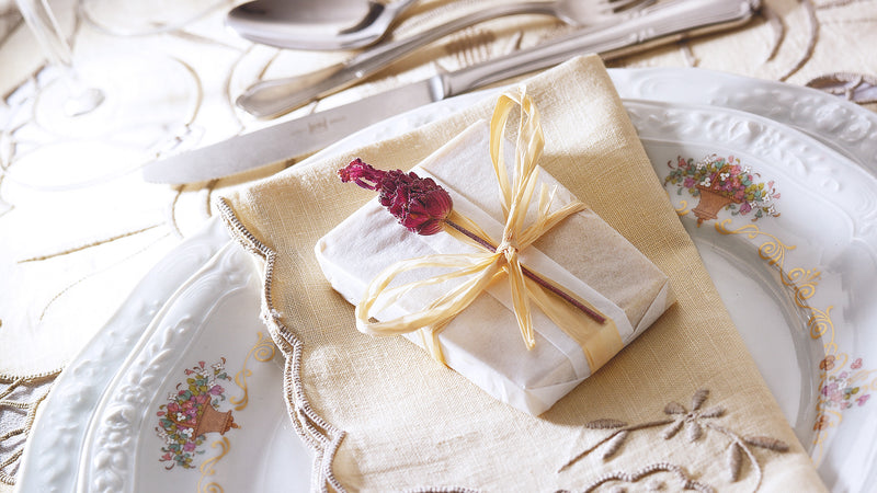 Jabón artesanal personalizado con flor seca como detalle para invitados de boda