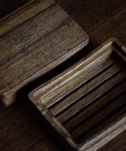 Detalle de tapa e interior de la jabonera de viaje Los Jabones de Mi Mujer