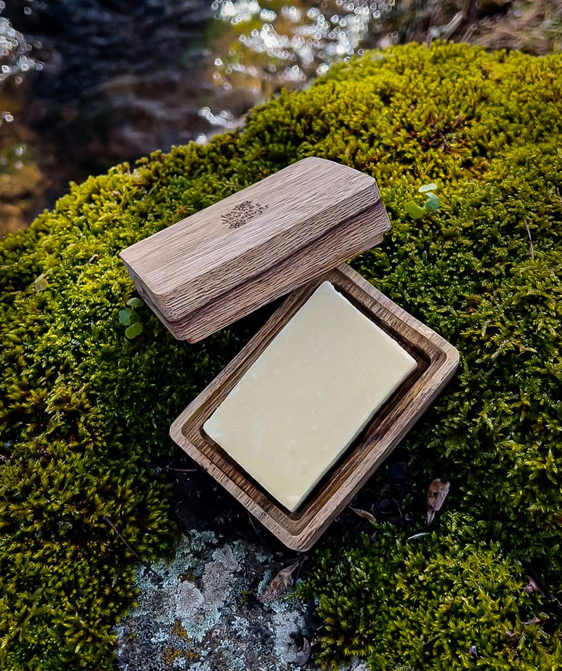 Jabonera de madera con jabón sobre musgo