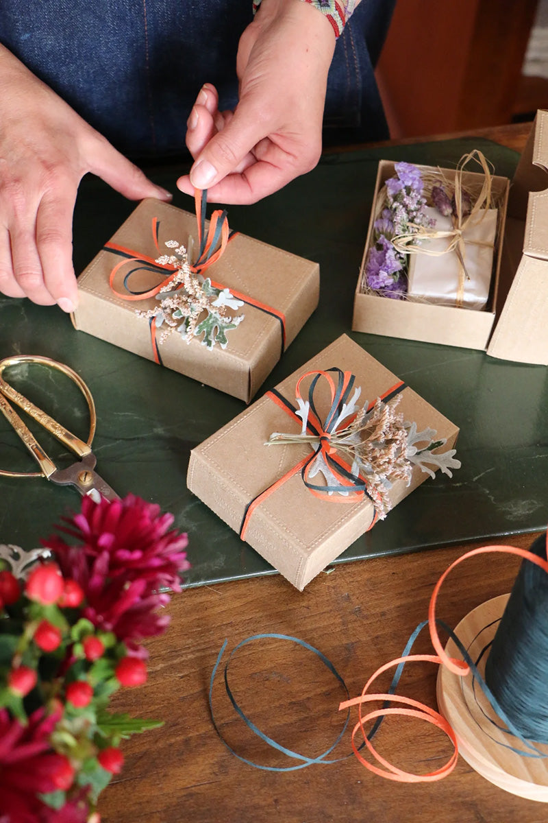 Empaquetado a mano de jabones personalizados con flores para bodas y eventos