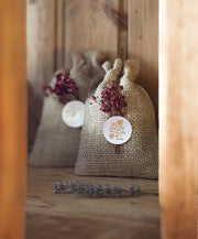 Saquitos aromáticos de lavanda en arpillera con flores de temporada