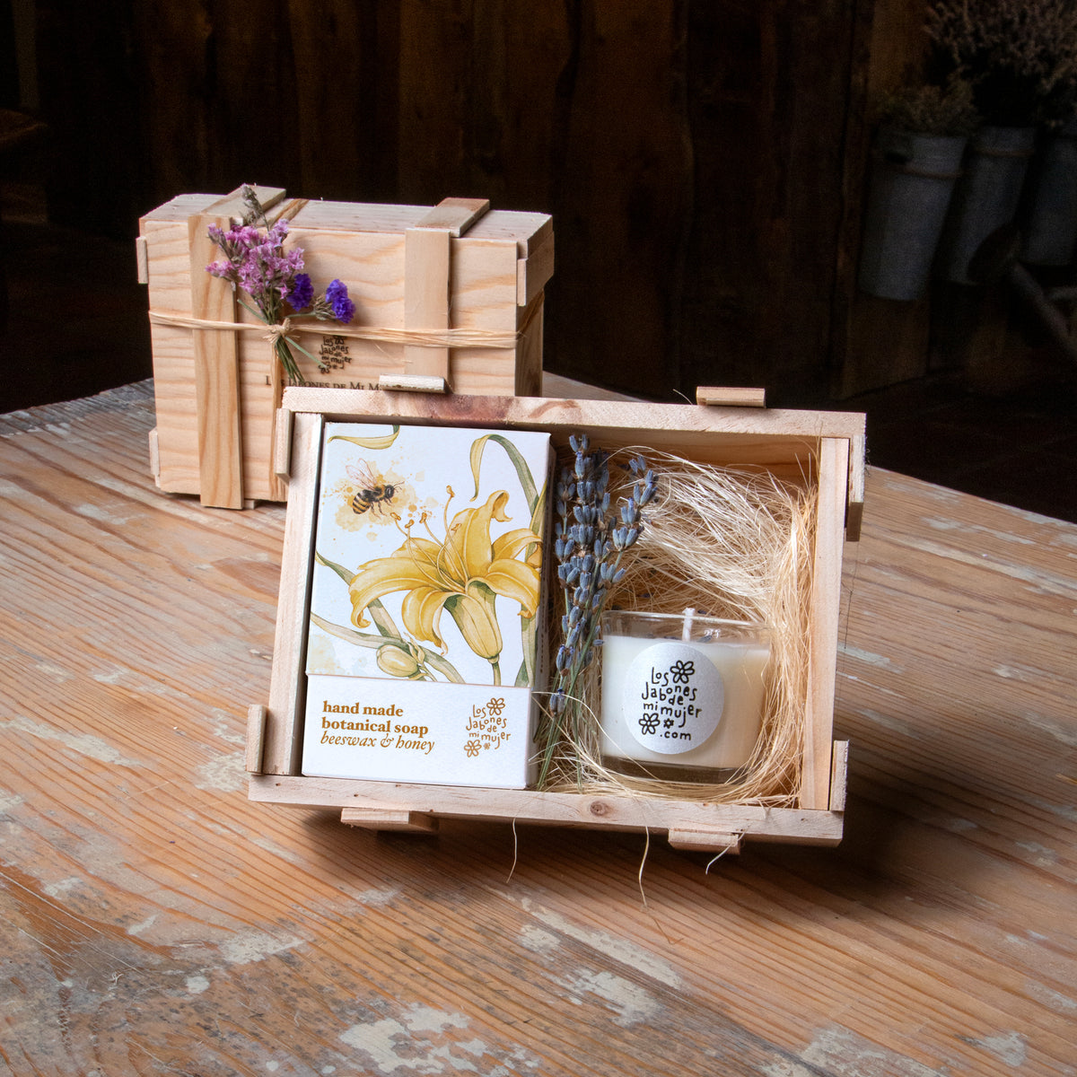 Caja regalo con jabón de cera de abeja y miel y vela de cera de abeja