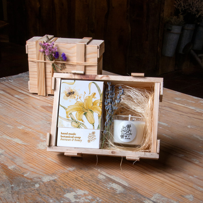 Caja regalo con jabón de cera de abeja y miel y vela de cera de abeja