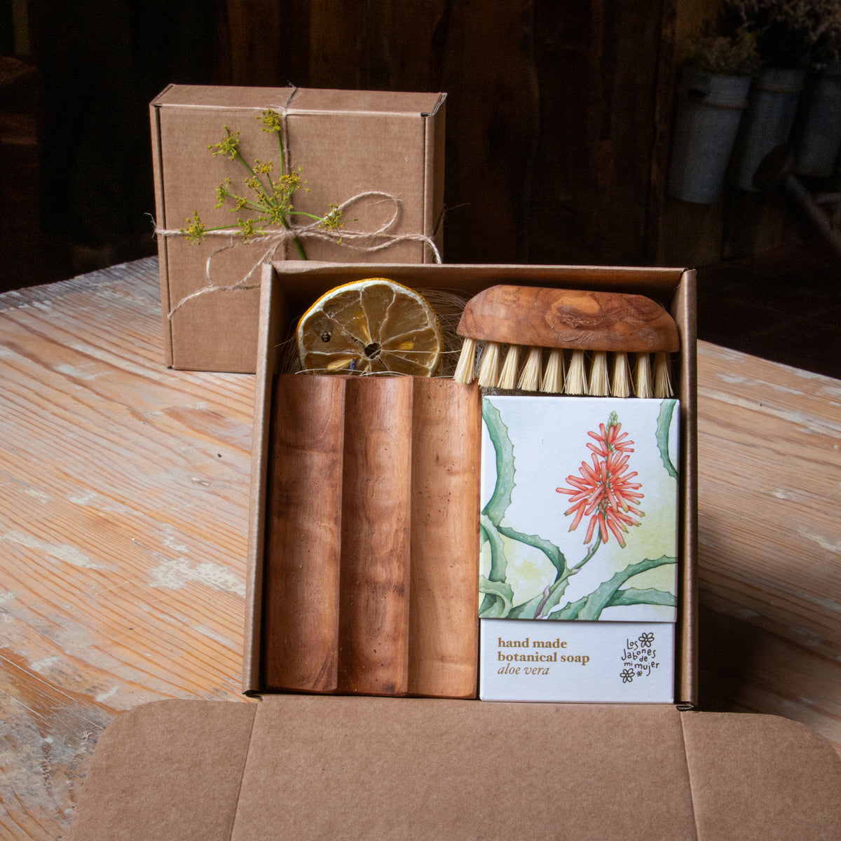Caja regalo con jabón de oliva y aloe vera, jabonera y cepillo de madera de olivo