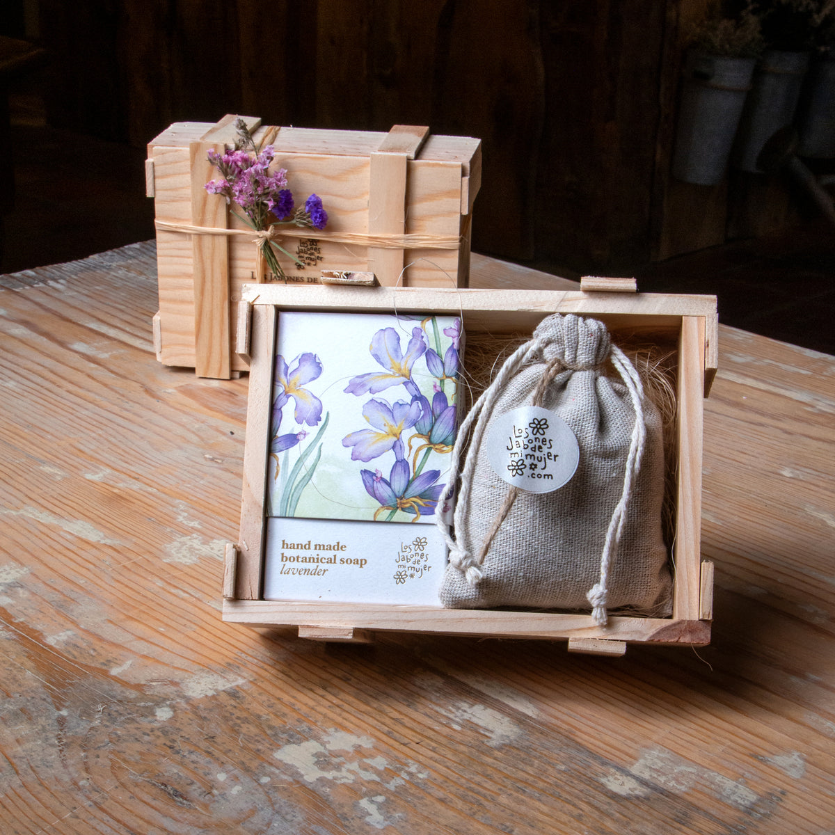 Caja regalo con jabón artesanal y saquito aromático de lavanda