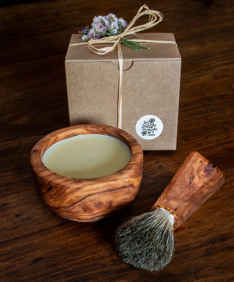 Jabón artesanal de afeitado en cuenco de madera de olivo