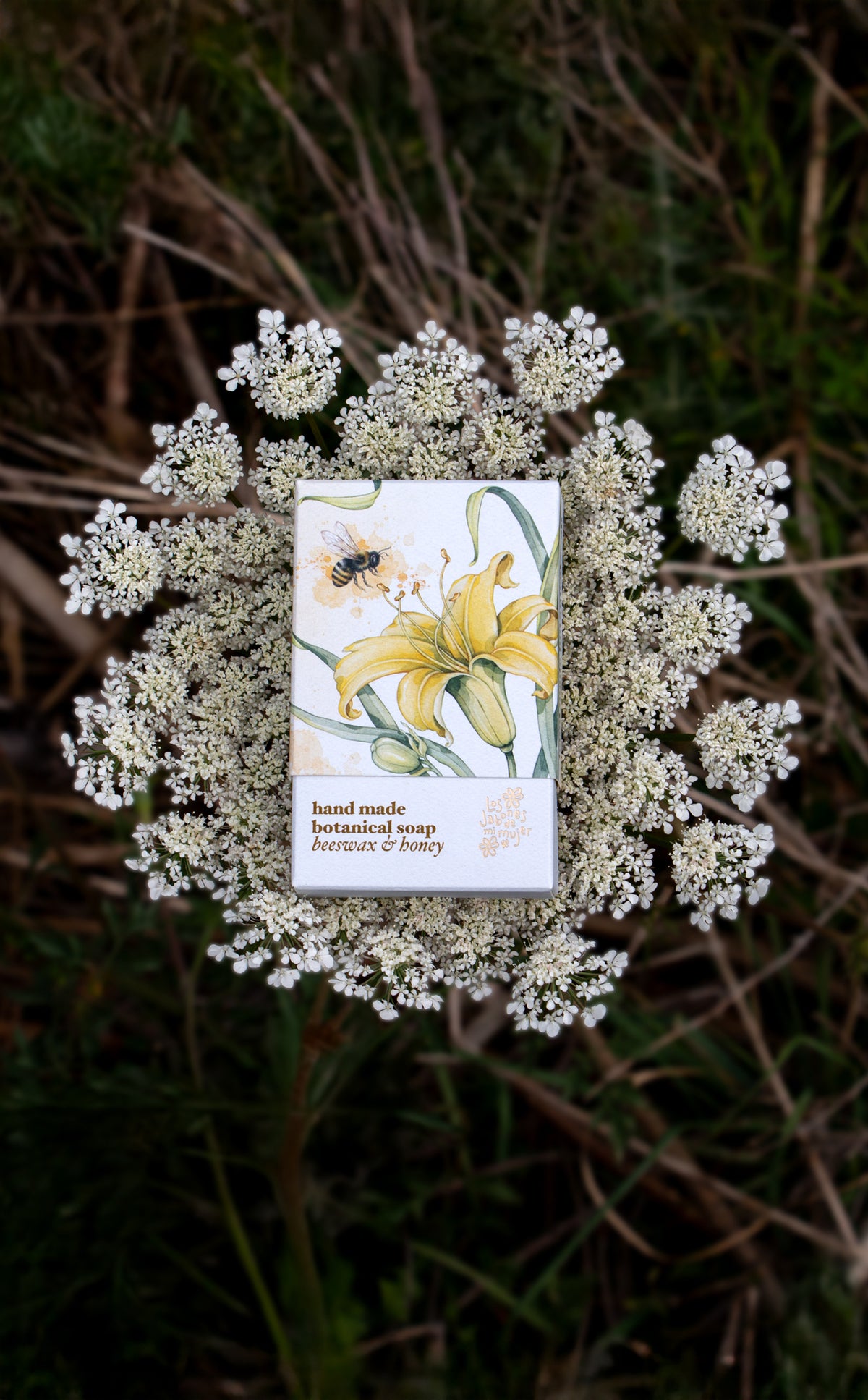 Estuche del Jabón de Cera de Abeja y Miel entre flores - Los Jabones de Mi Mujer
