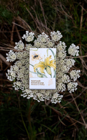 Estuche del Jabón de Cera de Abeja y Miel entre flores - Los Jabones de Mi Mujer