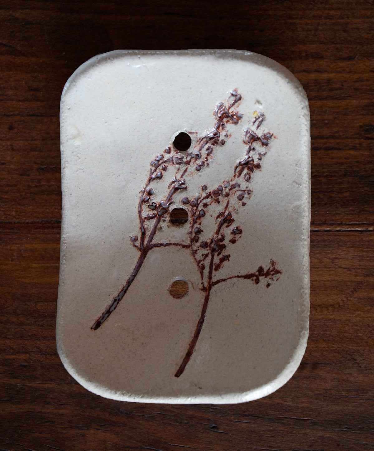 Jabonera artesanal de gres con decoración vegetal y tres orificios de drenaje