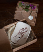Jabonera artesanal de gres presentada en su caja con decoración floral