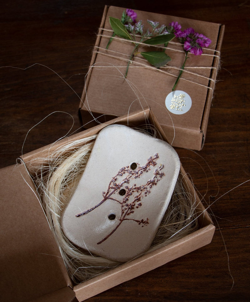Jabonera artesanal de gres presentada en su caja con decoración floral