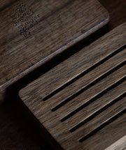 Detalle de la base escurridora y ventilada de la jabonera de viaje de madera de limba