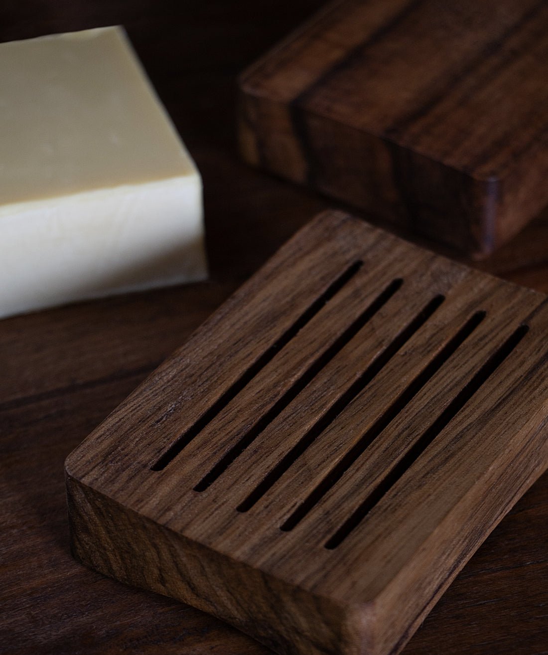 Base de madera de limba con ranuras de drenaje y ventilación para el jabón
