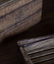 Detalle de la marca Los Jabones de Mi Mujer grabada en la jabonera de viaje de madera