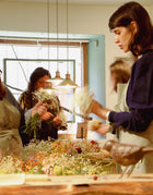 Elaboración de coronas florales durante el taller en Pedraza