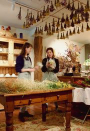 Taller de coronas florales en la tienda de Los Jabones de Mi Mujer en Pedraza