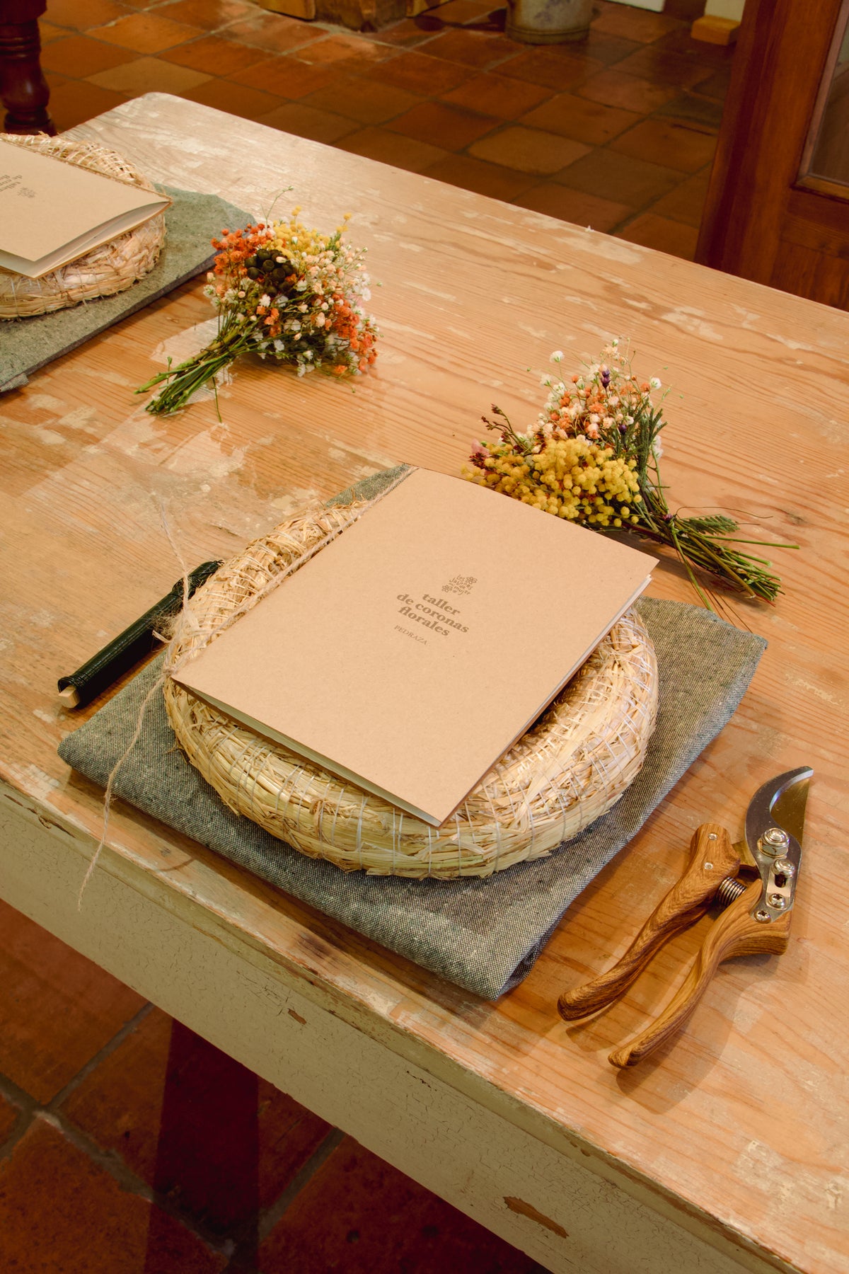 Materiales preparados para el taller de coronas florales en Pedraza