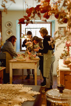 Participantes durante el taller de coronas florales en Pedraza