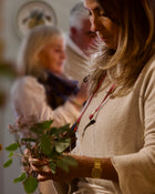 Participante trabajando con flores y verdes durante el taller en Pedraza