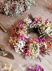 Corona floral elaborada durante el taller de coronas florales en Pedraza