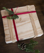 Caja de madera con jabones artesanales y flores de temporada