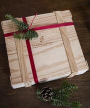 Caja de madera con jabones artesanales y flores de temporada
