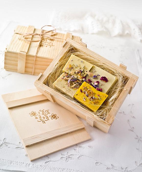 Jabones de karité, cacao, zanahoria y cera de abeja en caja de madera