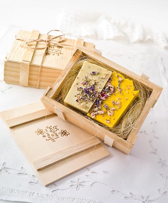 Caja de madera con dos jabones artesanales a elegir