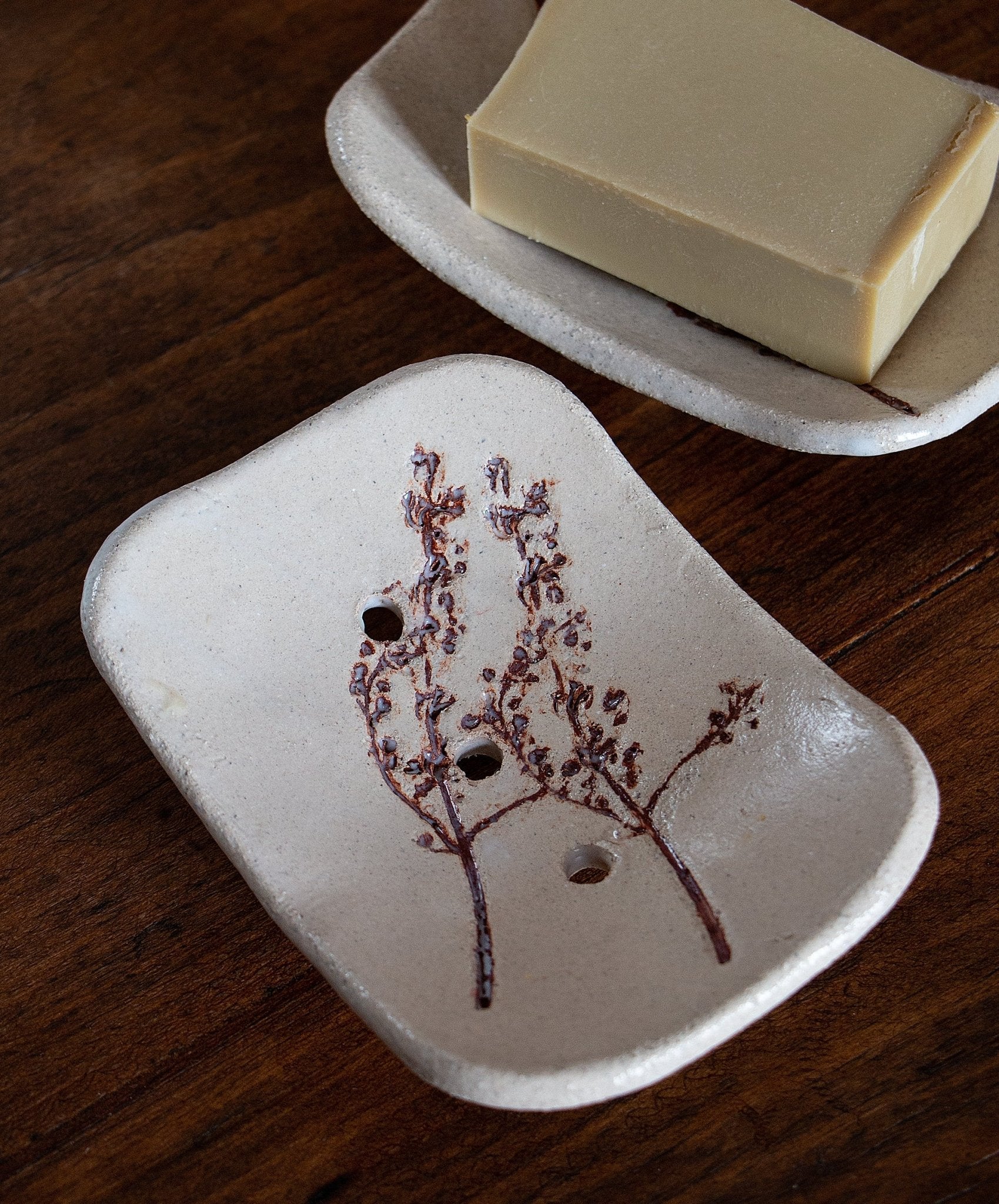 jabonera de ceramica hecha a mano de forma artesanal