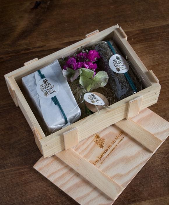 Caja regalo de madera con jabón de romero y sales de baño de romero