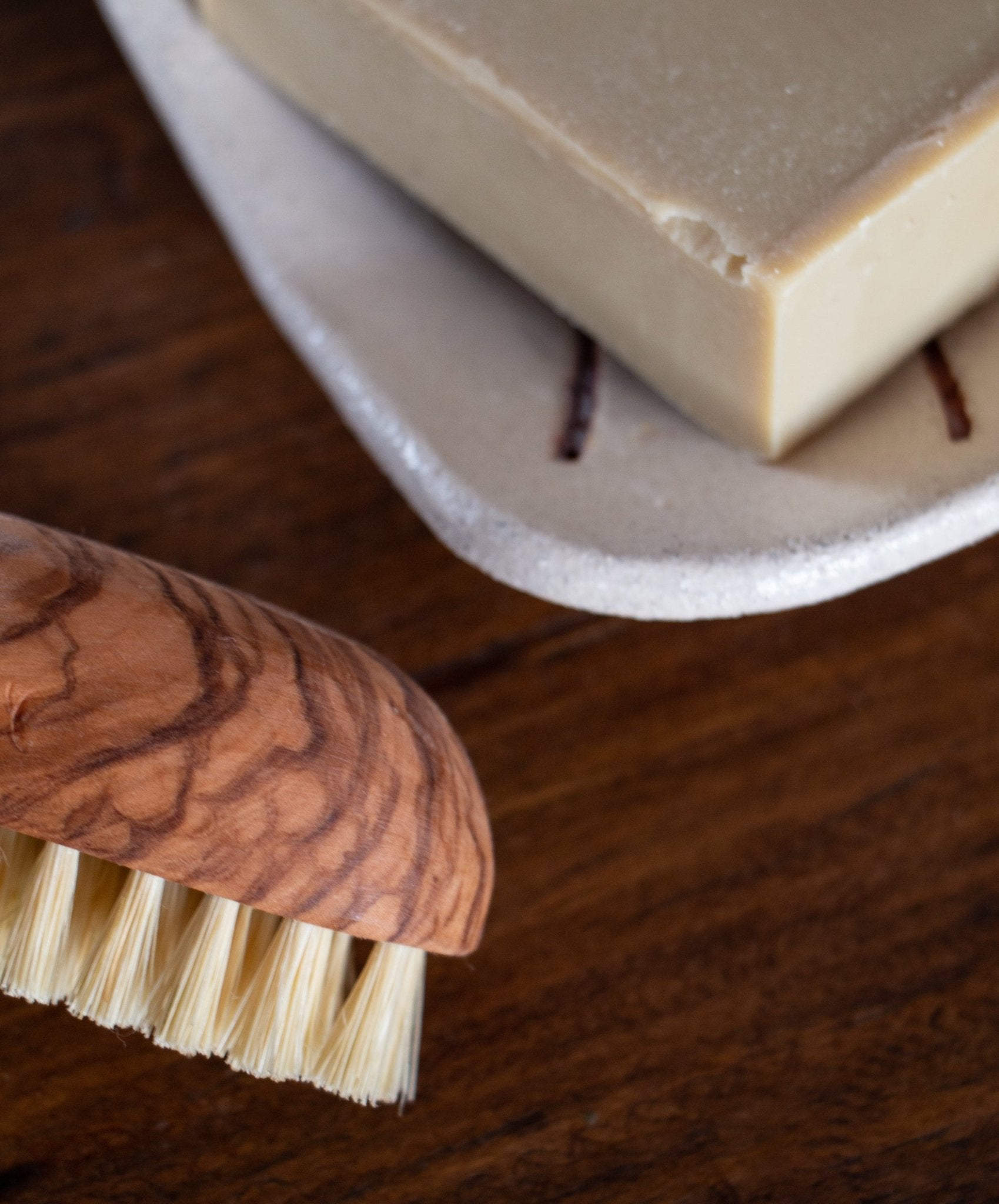 cepillo para uñas de madera de olivo natural