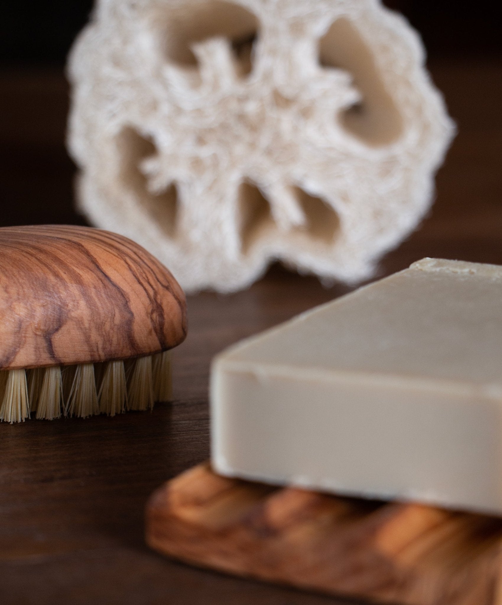 cepillo para uñas de madera de olivo con jabón y luffa natural