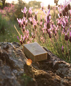 Jabón de Lavanda entre flores de lavanda - Los Jabones de Mi Mujer